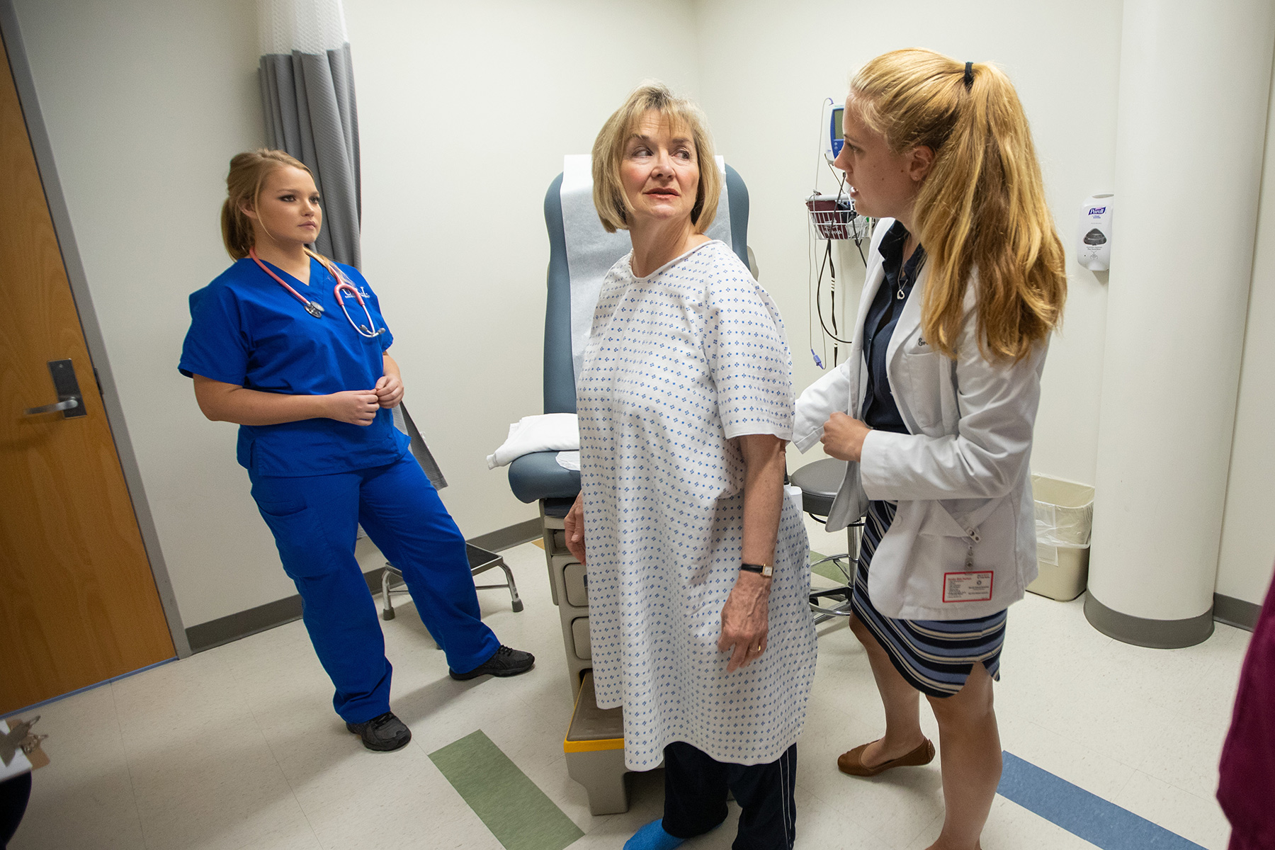 Brown medical student Erica Veazey works with a team of other health students to diagnose a standardized patient played by an actor.