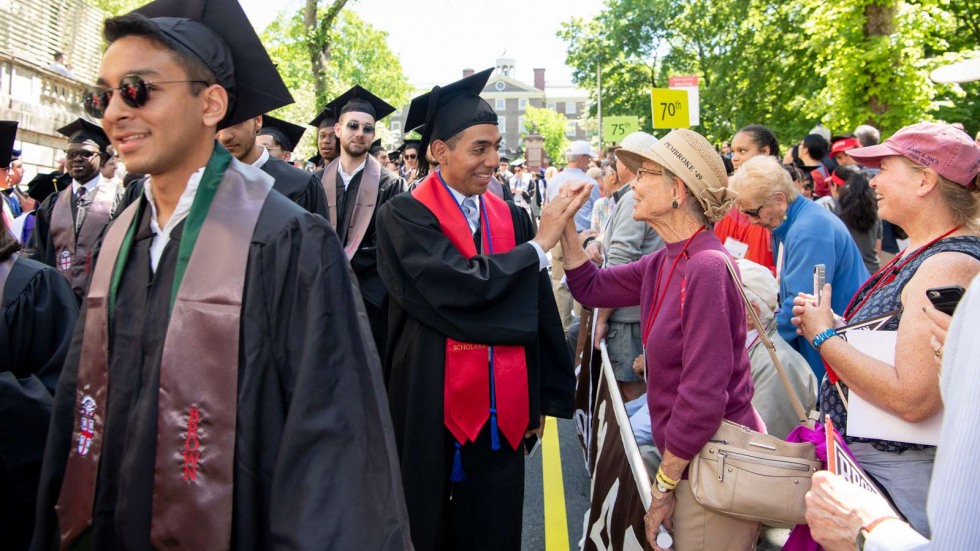 Seniors and alumni in procession