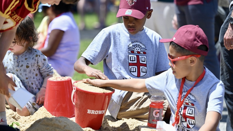 kids digging in sand 