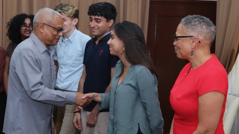 Student shakes hands with the president of Cabo Verde